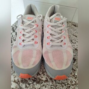 Nike Dynasty silver‎ and coral size 9